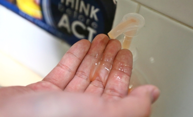 先沾湿双手和取用洗手液