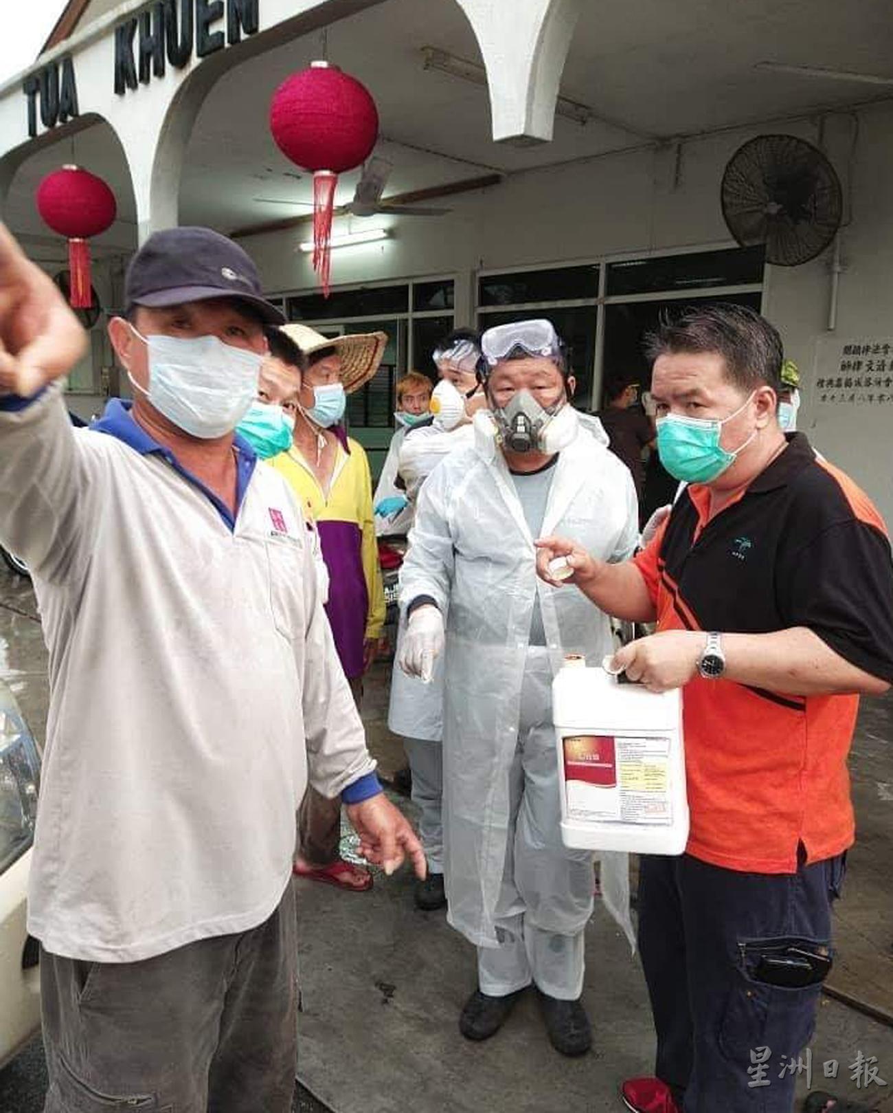 莫珍歪新村村民领袖陈忠禹（右起）及曾香山等人在讨论喷洒消毒液的工作安排。

