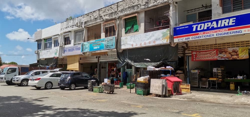关丹市议会促请商家不要在店铺意外的地方摆设物品进行买卖，因为管制令期间，当局不允许任何市集摊贩营业。