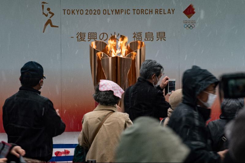 东京奥运会圣火最近几天一直在日本东北部的2011年地震灾区巡展，每天都吸引了大批居民参观，引发了对疫情扩散的担忧。（图：法新社）