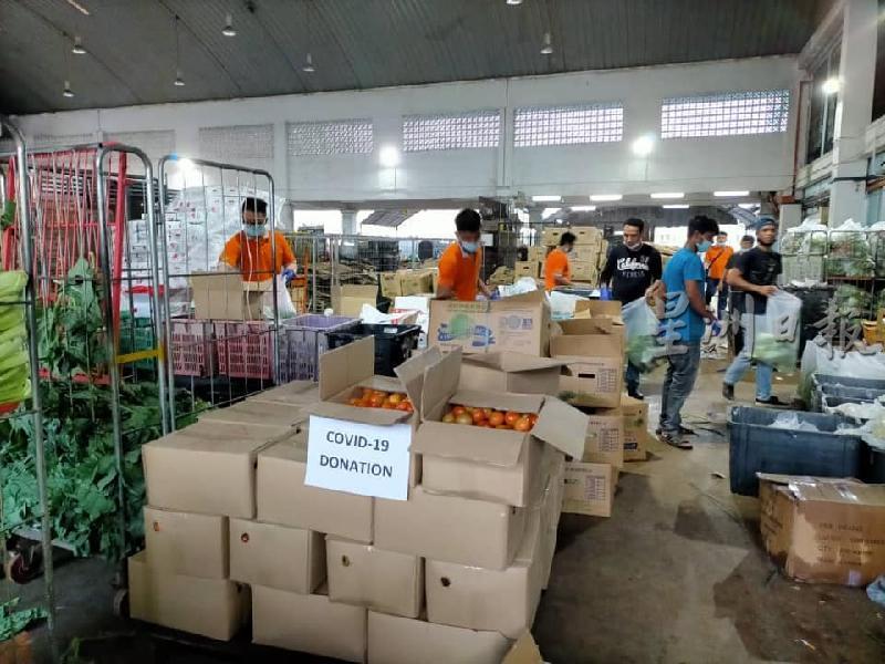 志愿者们早早已抵达协助打包蔬菜。
