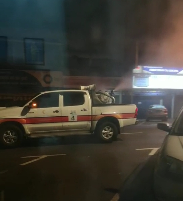 皮卡车在波尼亚路喷射消毒。