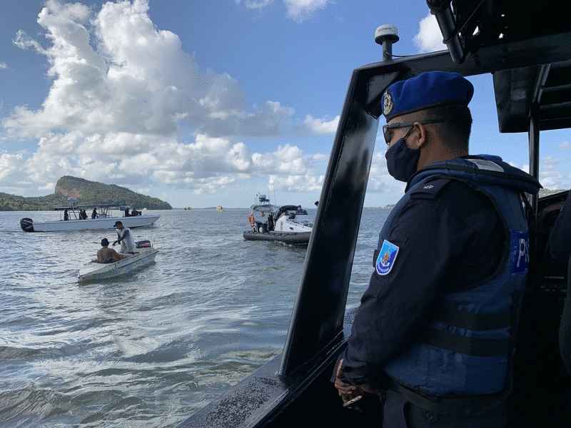 警方昨日（25日）到海上巡逻，确保民众遵从行动管制令。