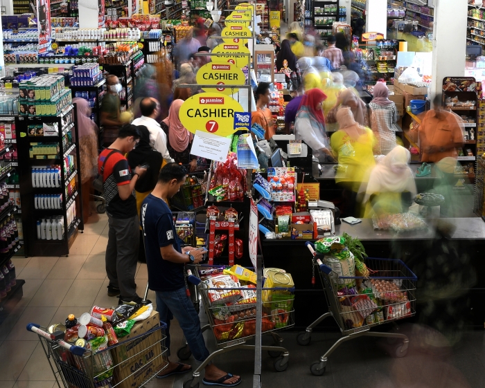 政府宣布从3月18至31日落实行动管制令后，突然引起民众恐慌，纷纷到超市抢购物资和食品。（马新社）