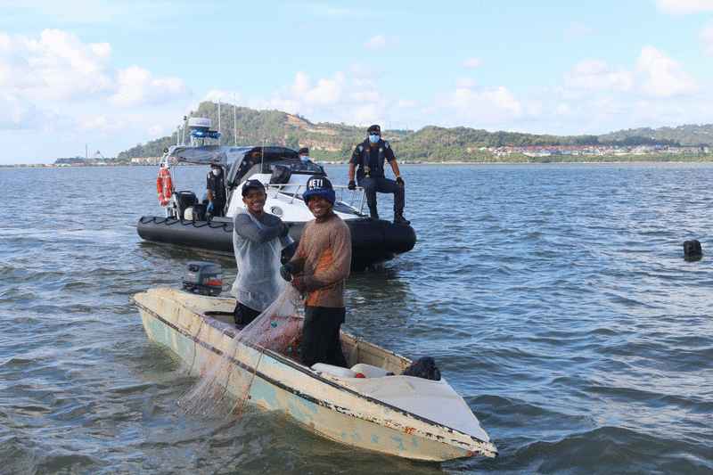 警员拦截到一艘载有2名没船救生衣渔夫的独木舟。