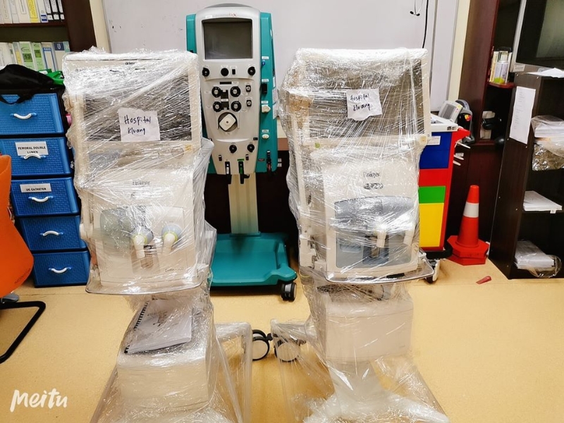 2台崭新的呼吸机连夜送抵居銮中央医院。