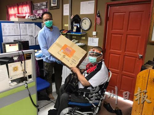 徐港智（左）移交面罩给急诊部主任法兹里医生。