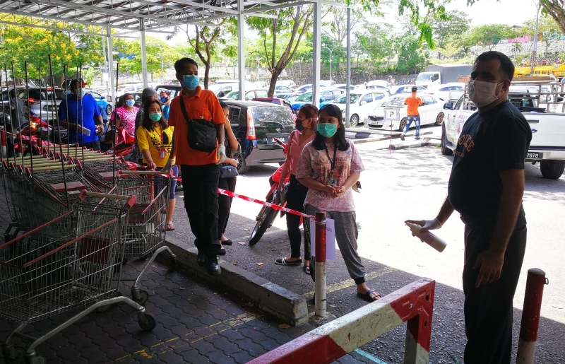 佳市场根据准则安排员工在入口处控制进入购物的人流量，并提供消毒搓手液让进入者消毒。