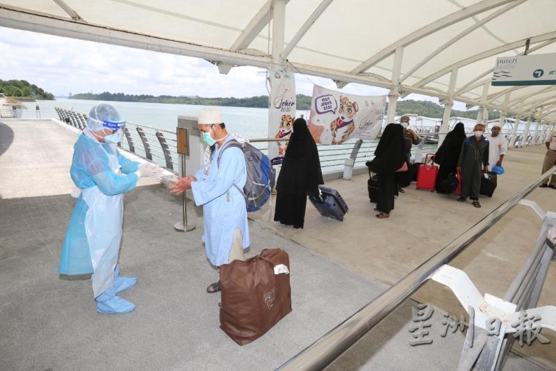 出席印尼集会返国的穆斯林接受卫生部医护人员检查。