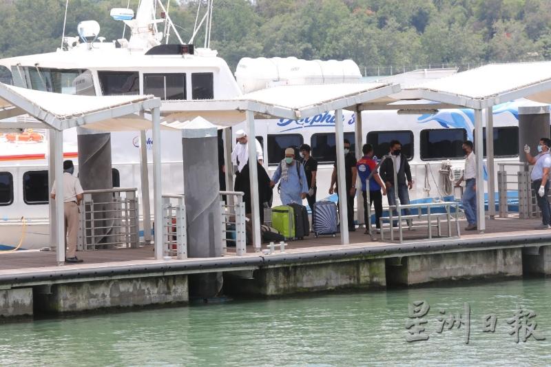 从印尼搭乘渡轮抵达公主港的集会出席者陆续登岸。