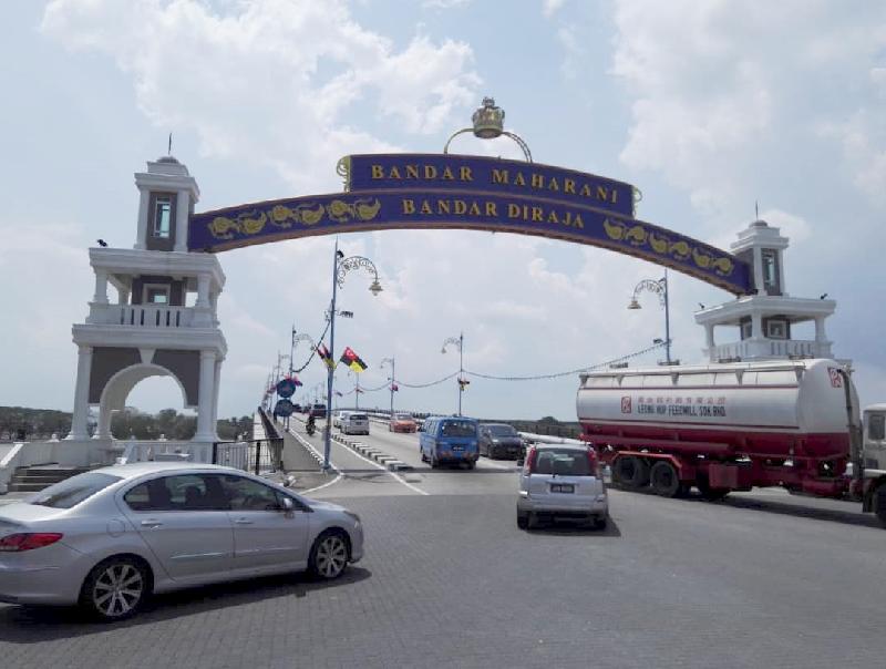 在全国行动管制令实行前，麻坡苏丹依斯迈大桥是一条往来柔甲的繁忙通道。