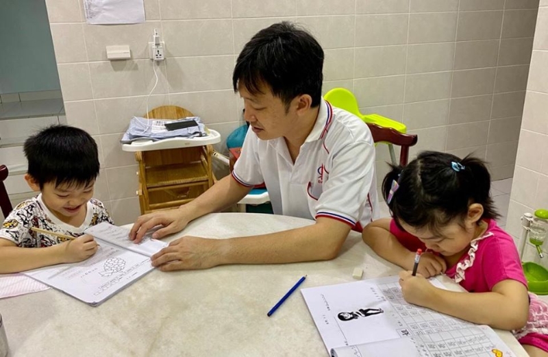  谢琪清（左二）指出，自担起议员身份以来，大部分时间都用于工作，这次让他难得长时间留在家中，给予孩子指导。