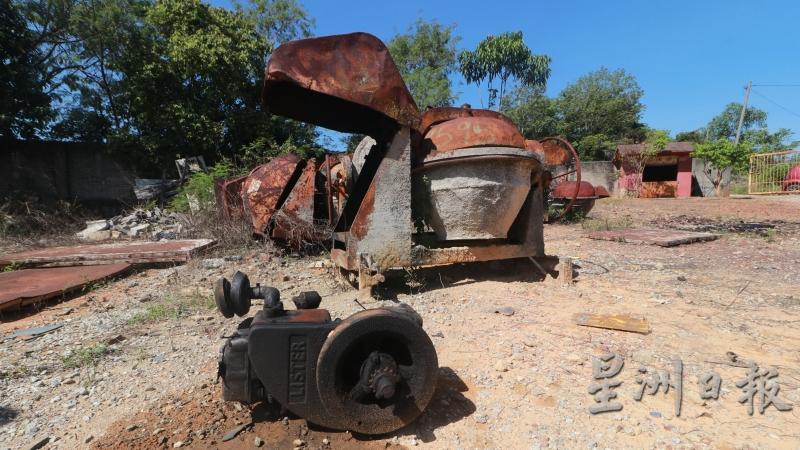 窃贼利用罗里，偷运2台水泥搅拌机的引擎，令厂家损失逾万令吉。

