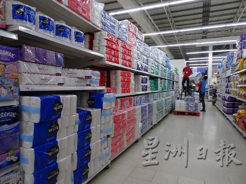 超市员工已将货架填满卫生纸。