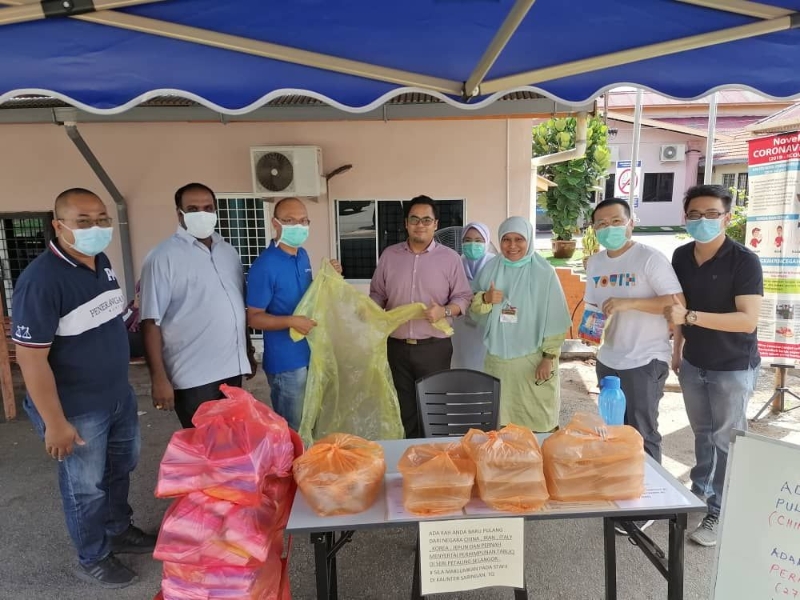 甲国阵青年团将塑料雨衣和下午茶，移交给亚罗牙也政府医院工作人员。