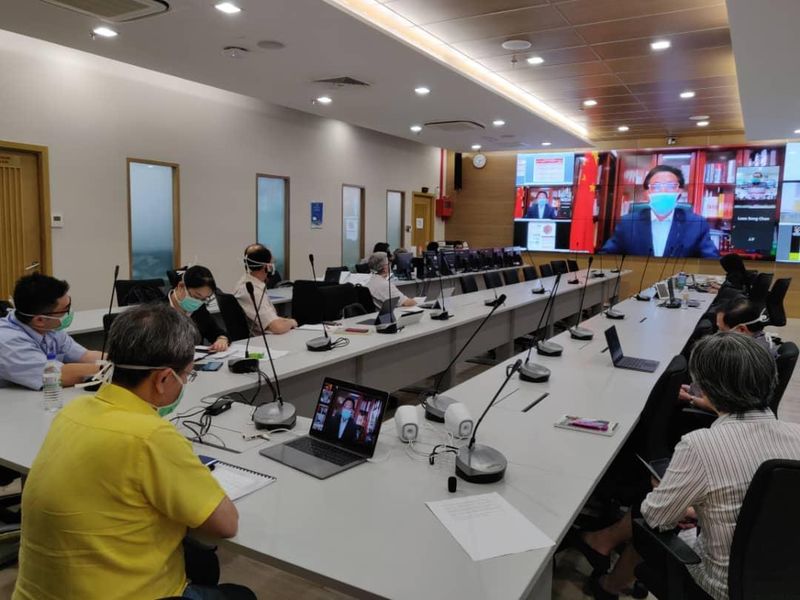 中国驻古晋总领事程广中（视讯荧幕中）参与视讯会议。

