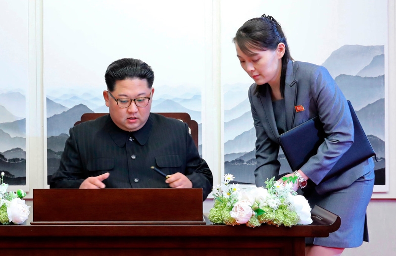 有指朝鲜领导人金正恩（左）的胞妹金与正（右）权力正大幅提升。（档案照片）