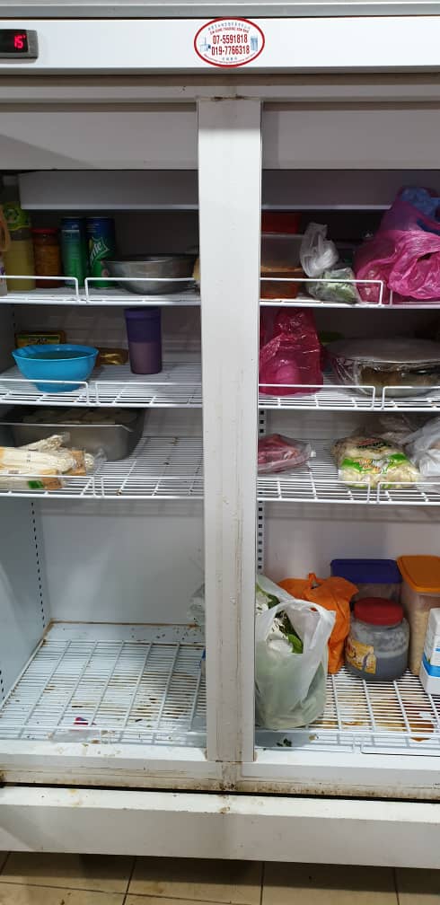 由图可见，善德儿童福利之家冰箱蔬菜、肉类严重缺乏。