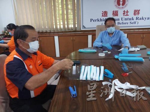 颜贞强（左起）及徐港智也参与手工制做面罩，给急诊部应急。