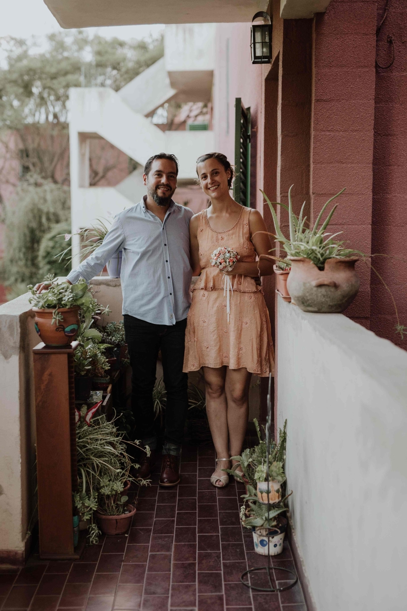 阿根廷新婚夫妇阿斯皮提亚（左）和古吉诺上周六在社媒上进行了婚礼，在冠病疫情肆虐之际，待在家中，安静地度过原订举行婚礼的一天。（图：法新社）