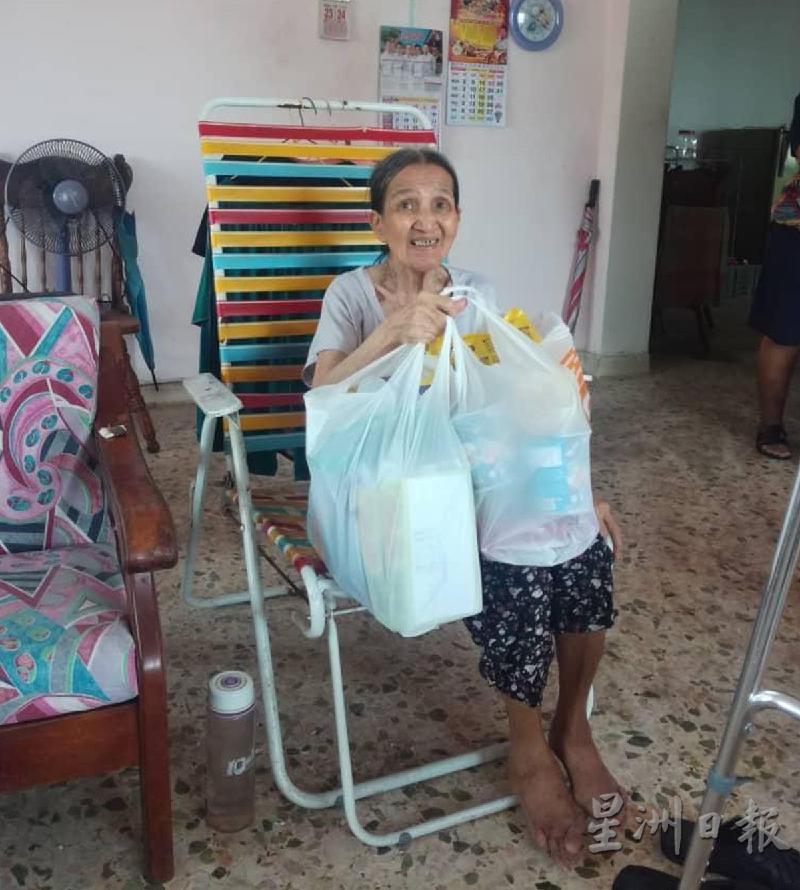 马青署理团长蔡求伟日前为独居老人提供干粮。