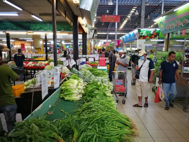 前往购买蔬菜粮食的民众都戴上口罩防疫。