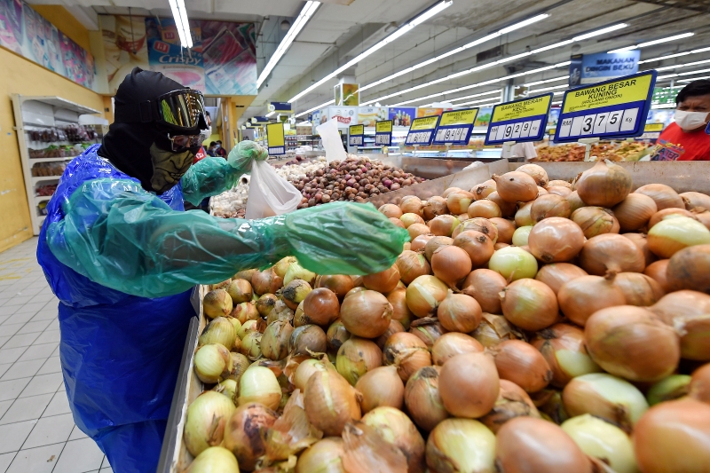 查玛雅里不理会其他人的异样眼光，穿着自制防护装备到超市购物。