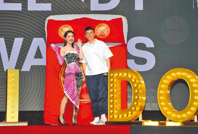 受到冠病疫情影响，金曲奖是否如期举办也备受关注，颁奖典礼去年由陈镇川（右）制作，Lulu担任典礼主持人。