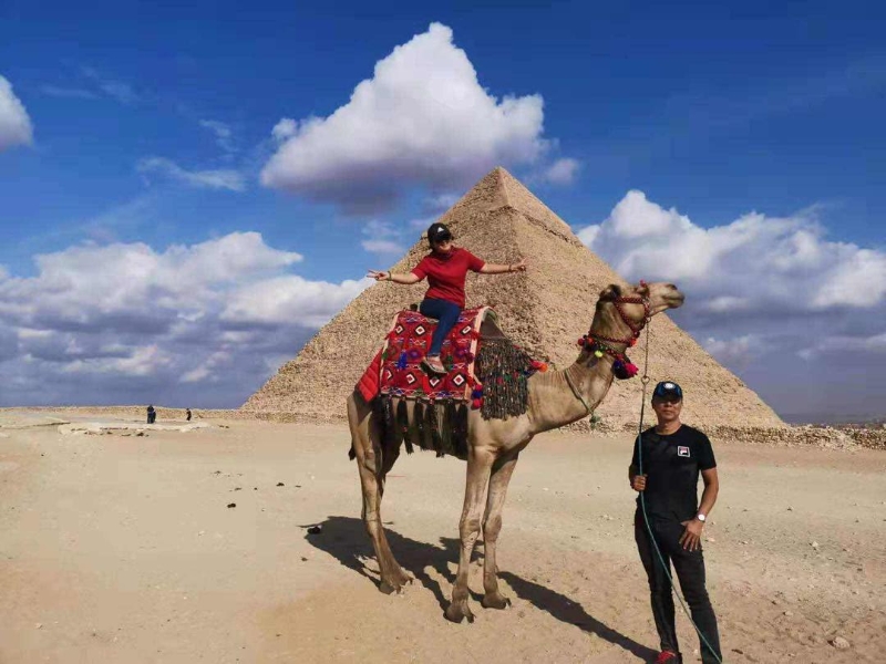 有了健康的体魄，才能去旅行，图为黄心宁与太太何兰英在去年12月到埃及时摄。