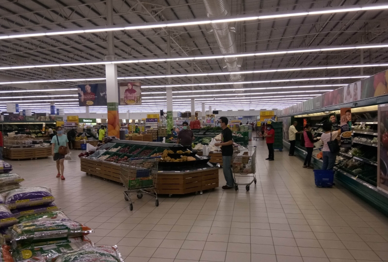 观察可见，到超市购物的市民并不多。