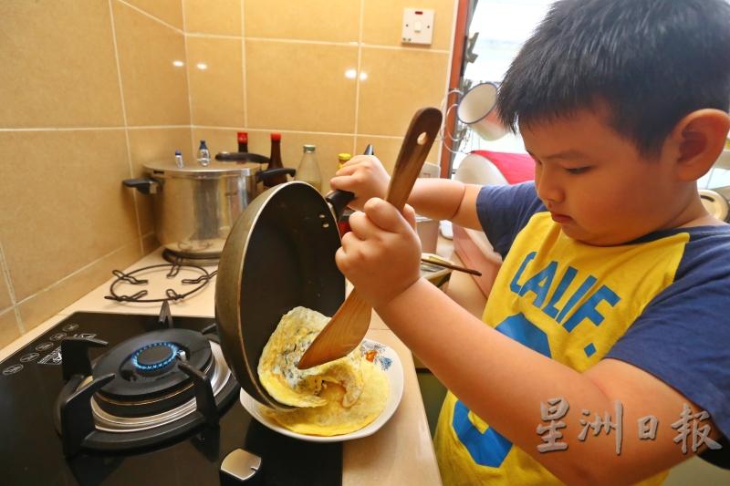 也有一些家长趁着行动管制期间教导孩子烹饪，培养孩子的独立精神。