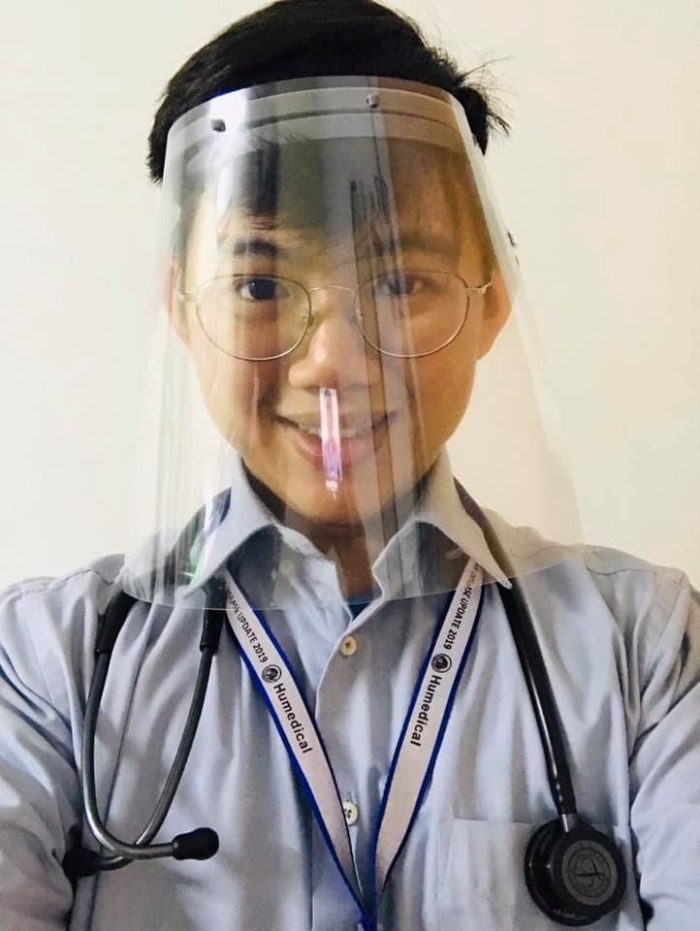 薛佳盛所穿戴的，就是医护人员戴上的防护面罩样本。
