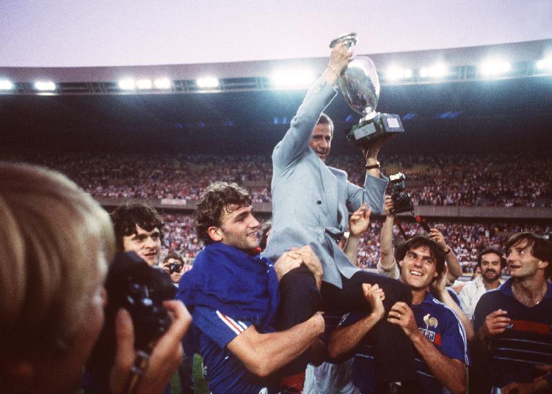 前法国队名帅伊达尔戈在本周四逝世，图示他举起1984年欧洲杯冠军。（图：法新社）