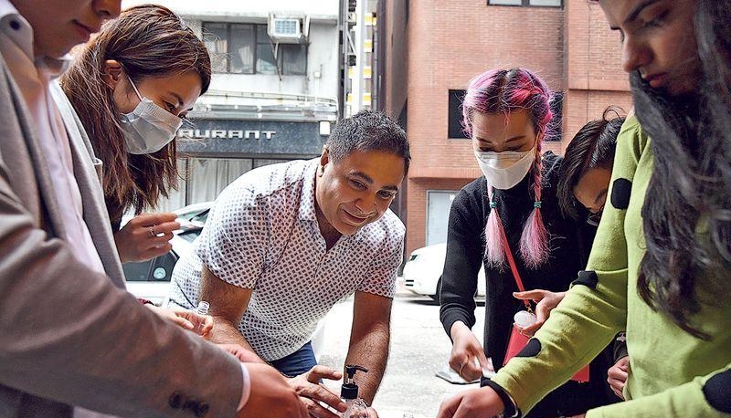 乔宝宝（中）临别香港前积极参与派抗疫物资活动，真心希望在疫情下帮到有需要人士。