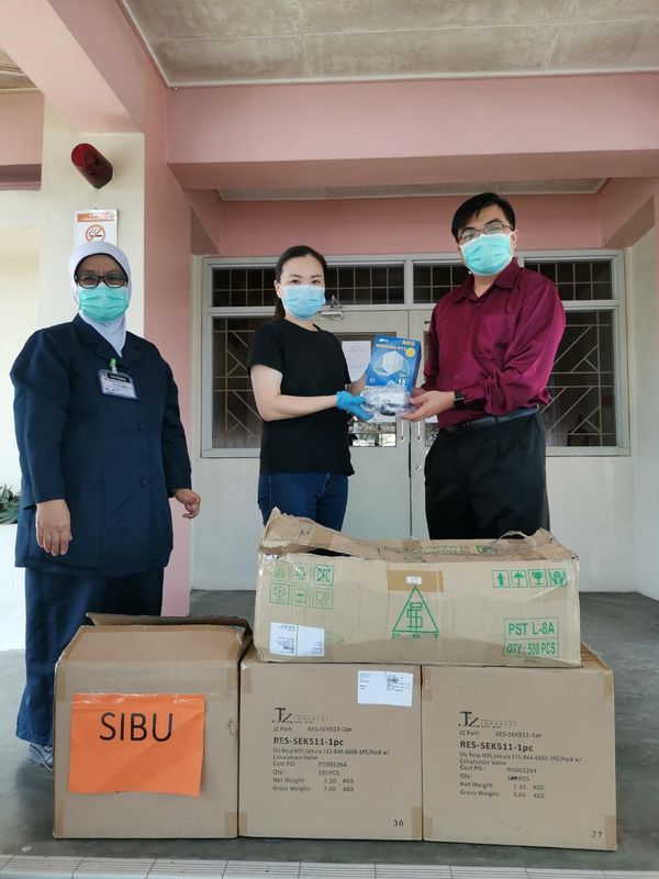 南兰区国会议员刘强燕（中）移交捐赠的首批防护设备予诗巫医院医护人员，由代院长黄声发（右）代为接收。
