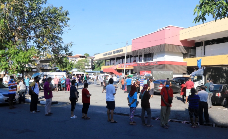 市民排队进入芙蓉公市采购食材。