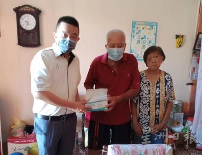 李忠霖(左)把关爱送给一对年老夫妻Wong Tiong及Goh Siew King 。