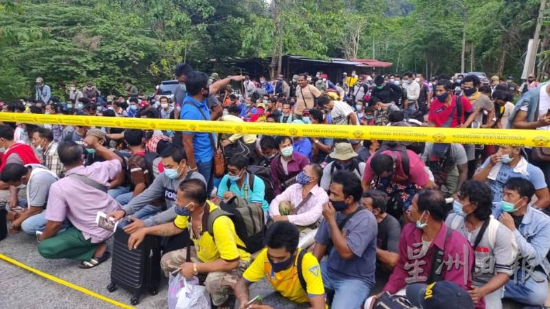 240名泰国人从凌晨时分开始，滞留在旺吉辇马泰边境关卡。