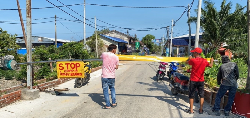 霹雳双武隆渔村村民在该渔村入口处设道闸，不允许没有办理村子事务的人士入村。
