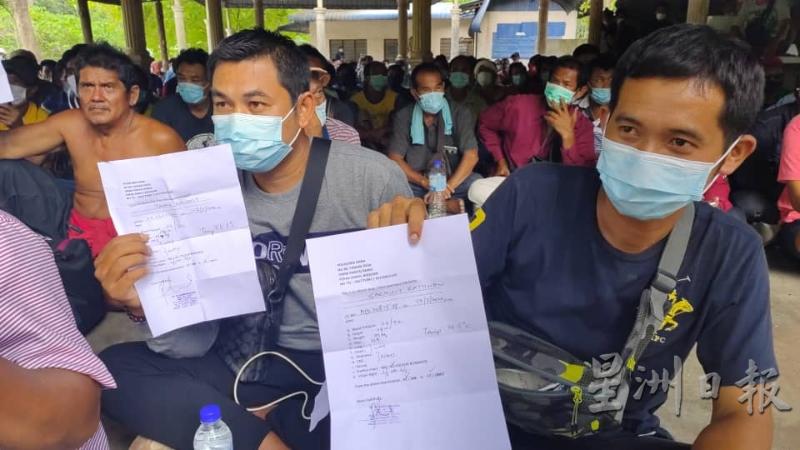 被滞留的泰国人向媒体出示医生健康证明。