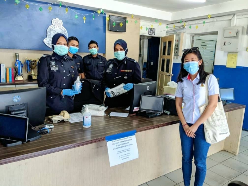 林怡威（右一）数日里分次到双溪威警局派送消毒搓手液、口罩及午餐。（照片取自林怡威脸书）