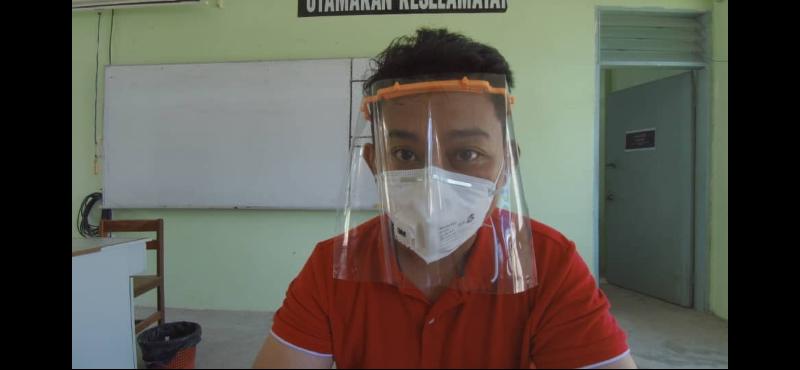 莫哈末道菲示范使用防护面罩。