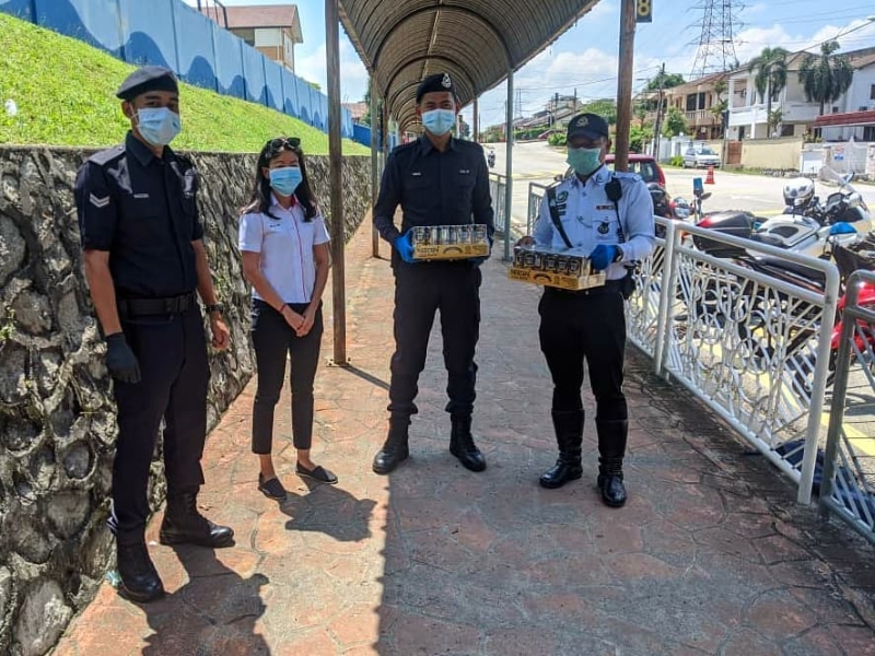 林怡威（左二）也派送两箱罐装咖啡给在东南亚花园国中外设路障执勤的警员，以慰劳他们的辛苦。（照片取自林怡威脸书）