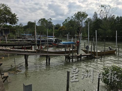 巴当德姆的岸边停放了不少渔船,但是渔民们不因行动管制令而减少出海捕鱼。