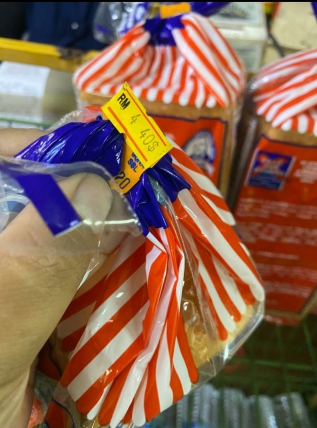 有民众申诉部分商家趁机抬高白面包售价。