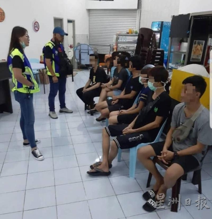 警方突击位于砂拉越古晋市朋岭路商业中心一间网赌中心，逮捕6名男女查办。