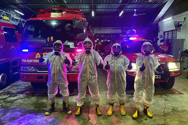 黄汉伟选区服务中心和胡椒园社委会为白云山义消队筹募20件PPE的安全衣，以支援社区消毒工作。