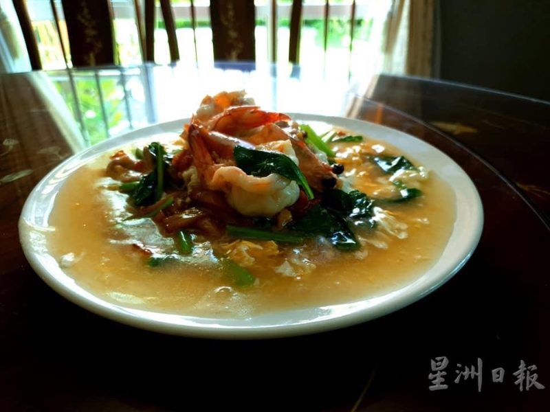郑长城为家人炮制“滑蛋河”，有锅味也有佐料完美搭配。