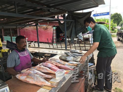 行动管制令开始后,到鱼贩买鱼的顾客人数锐减,鱼价稍微下滑.