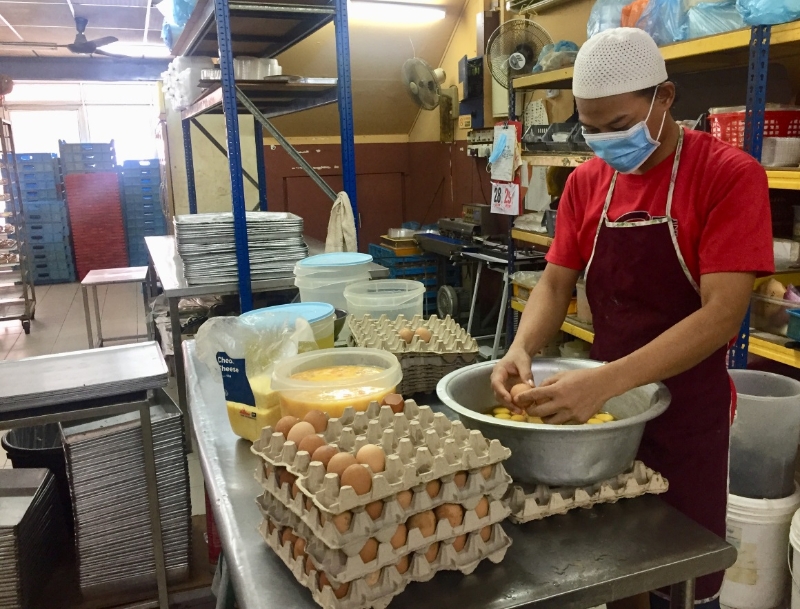 星期日原是休假日，顺盛中西饼家仍如常营业，员工也返回店里制作面包。